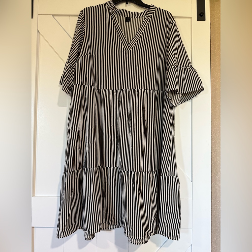 SHEIN Black and White 1/2 Sleeve Striped Dress